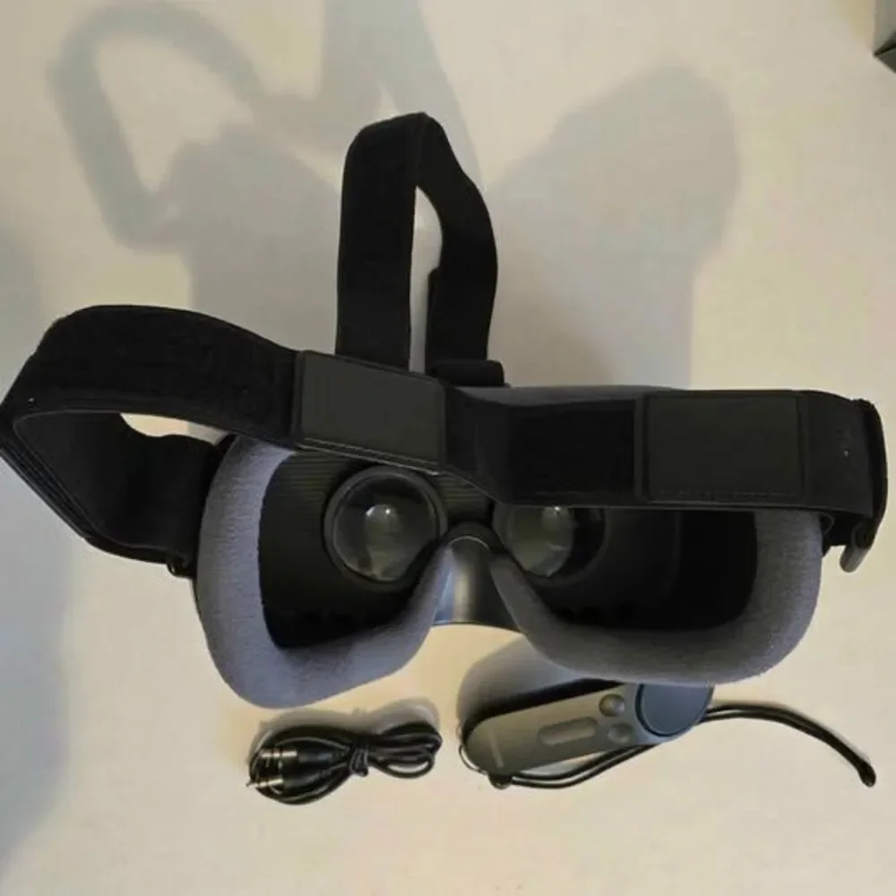 Samsung Gear with Contoller powered by Occulus up to Galaxy Note 8 New in Box